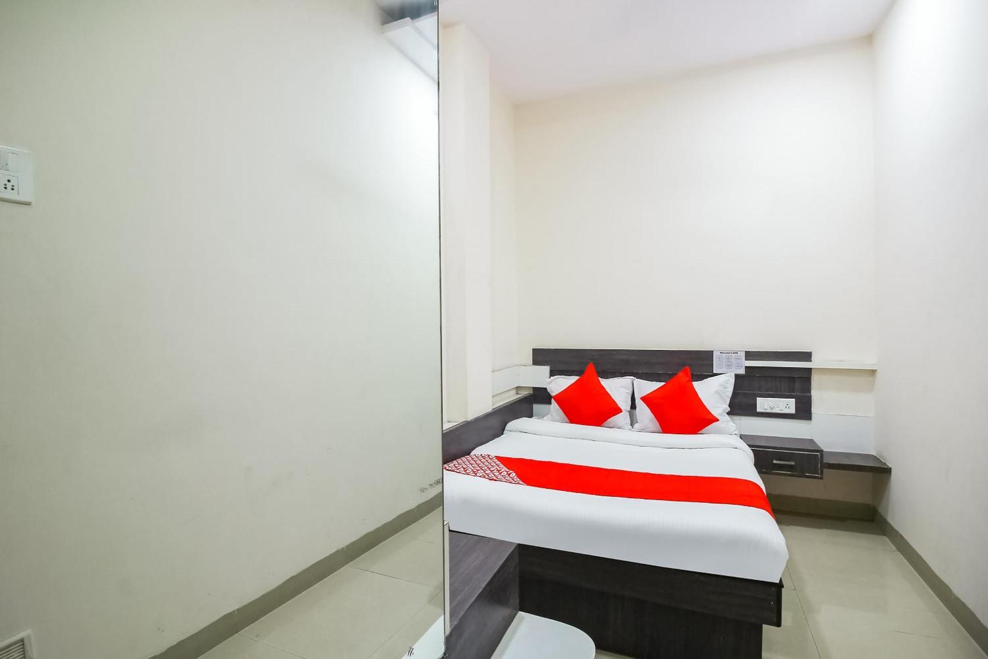 Hotel O Unique Inn Dhule Екстер'єр фото