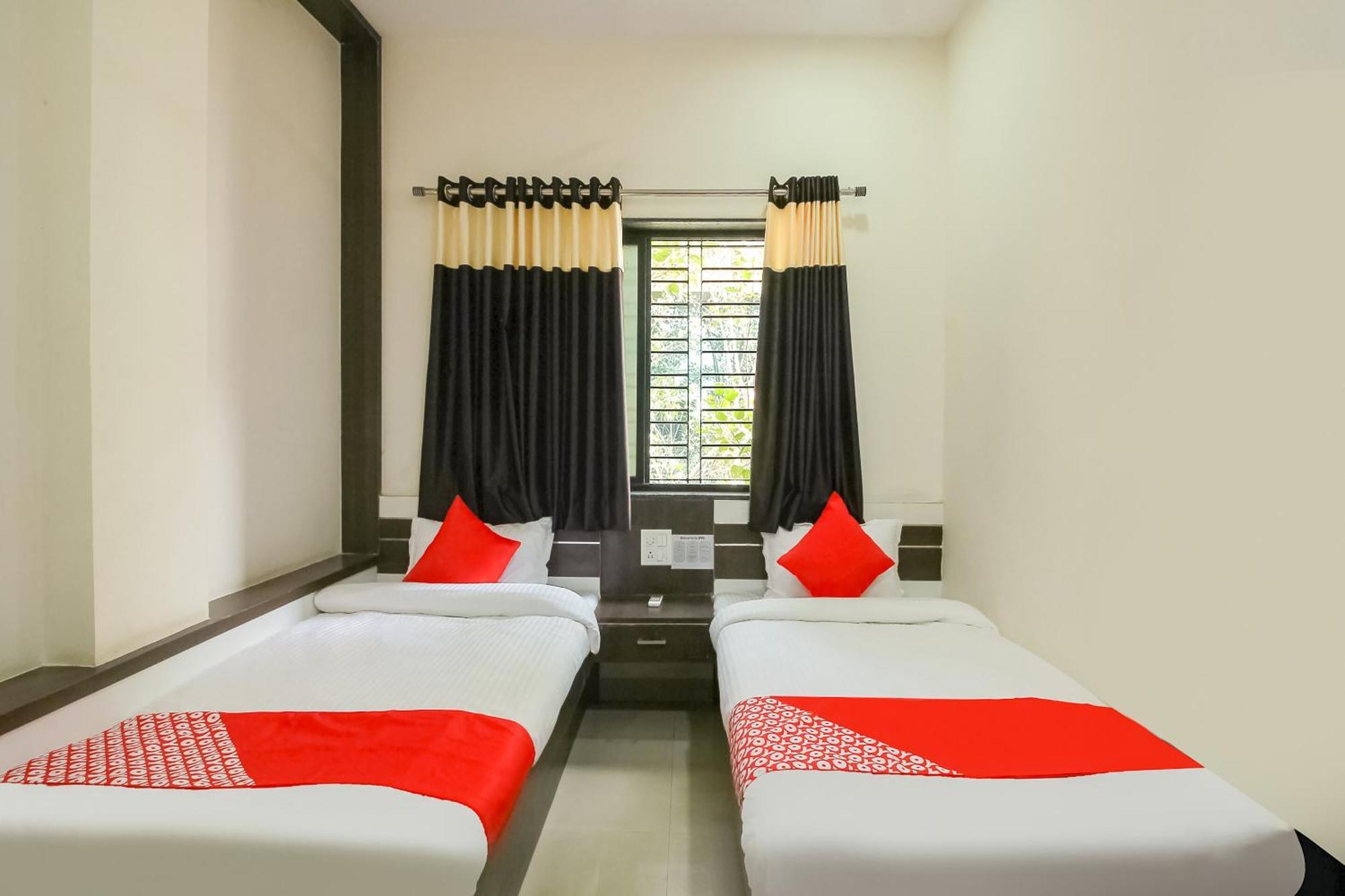 Hotel O Unique Inn Dhule Екстер'єр фото