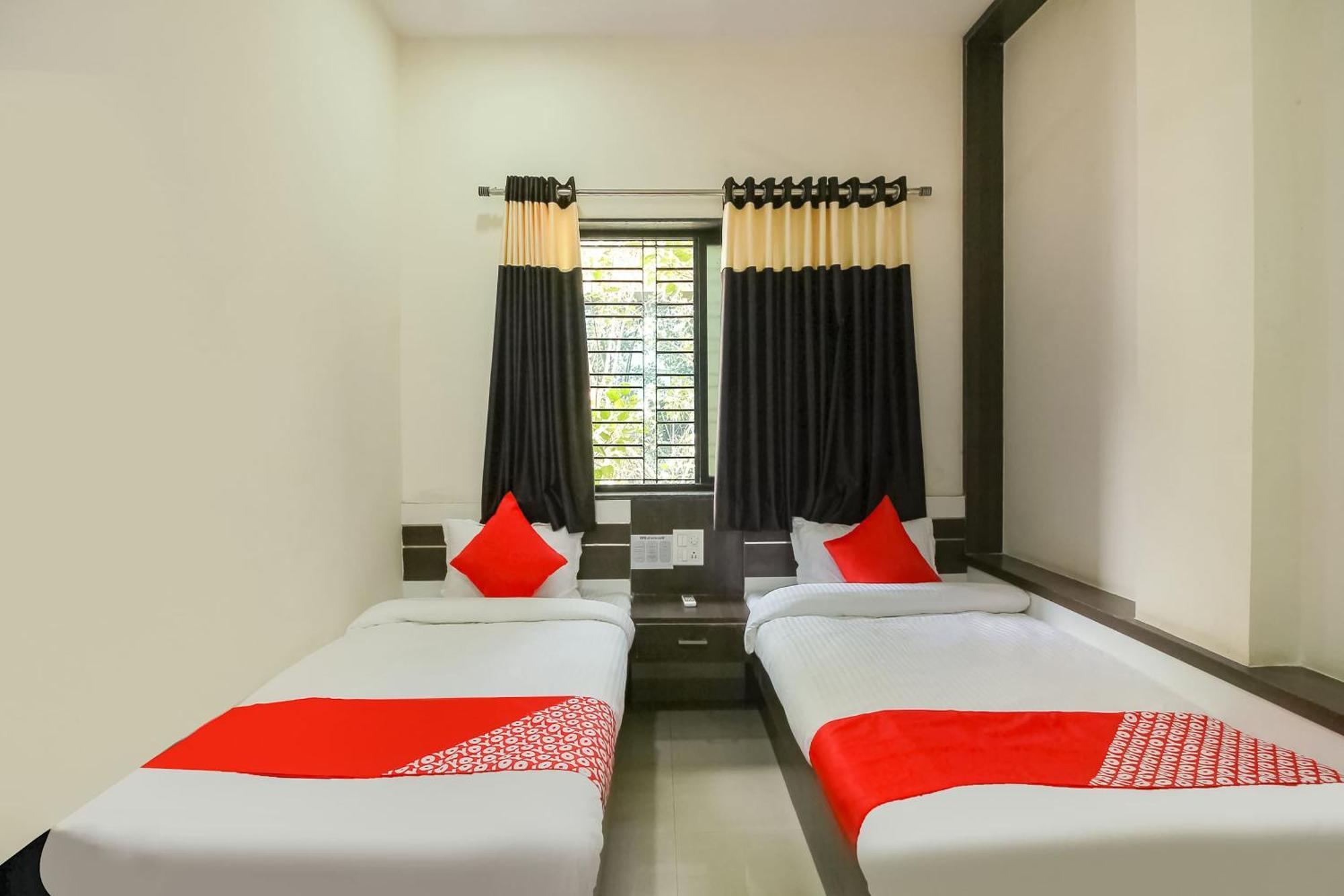 Hotel O Unique Inn Dhule Екстер'єр фото
