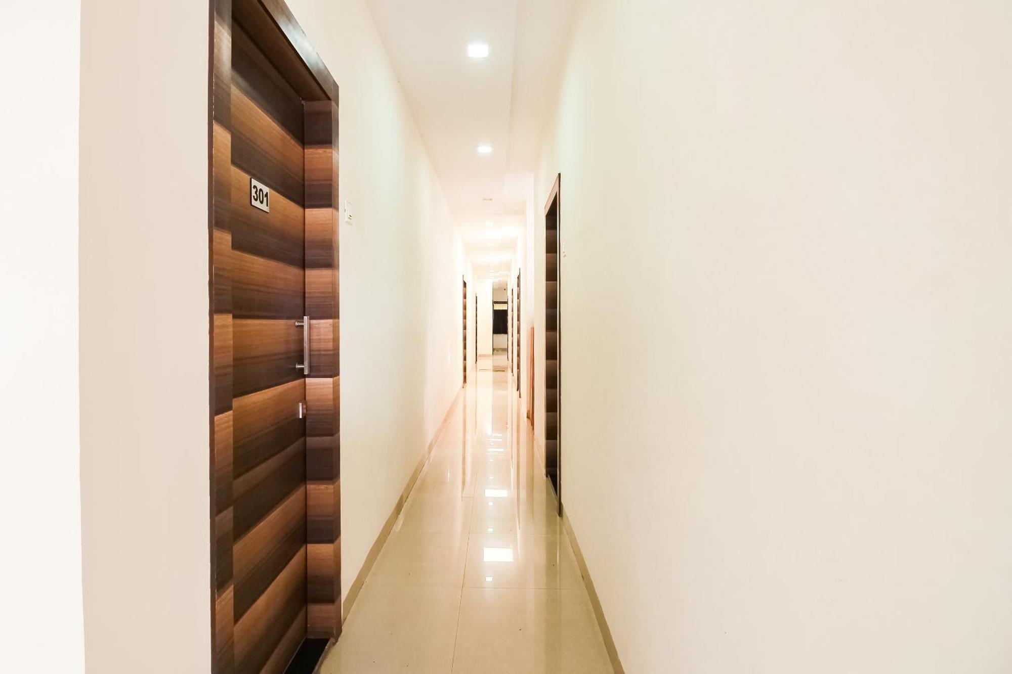 Hotel O Unique Inn Dhule Екстер'єр фото