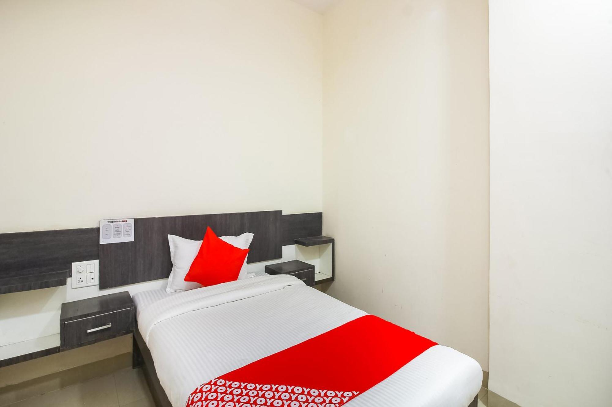 Hotel O Unique Inn Dhule Екстер'єр фото